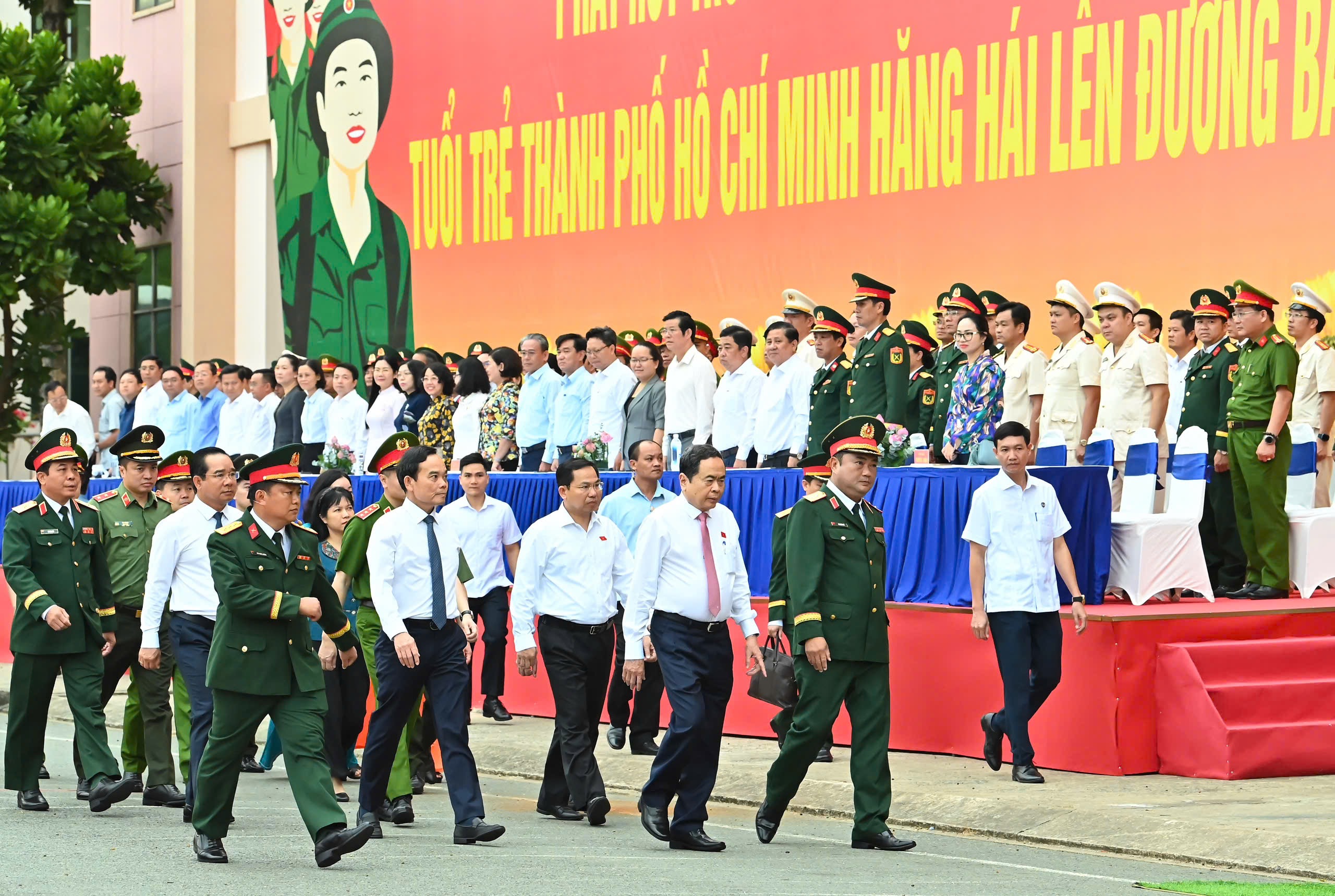 Chủ tịch Quốc hội Trần Thanh Mẫn, Bí thư Thành ủy TPHCM Trần Lưu Quang động viên tân binh lên đường nhập ngũ